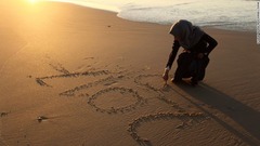 ガザ市のビーチに「２０１７」と書くパレスチナの少女