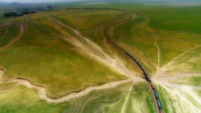カザフスタンの広大な農村地帯を走る列車