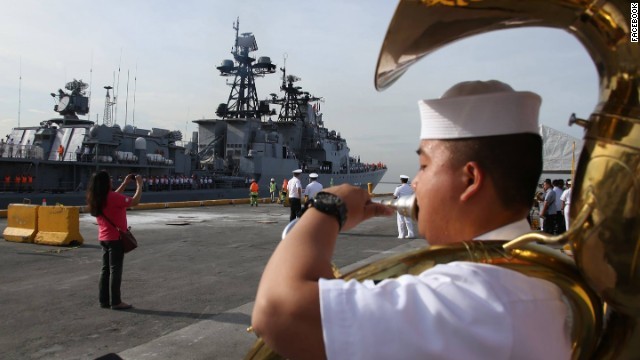 フィリピン軍からの歓迎を受けるロシアの軍艦