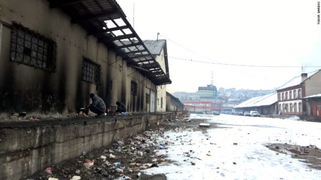使われなくなった倉庫で火をたいて暖を取る難民＝セルビア・ベオグラード