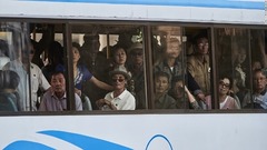 平壌のバスの乗客たち