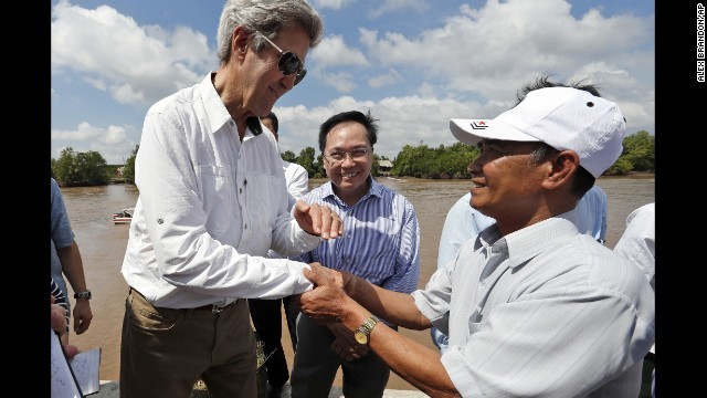 ベトナムの元兵士、ボー・バン・タム氏と握手を交わすケリー米国務長官（左）