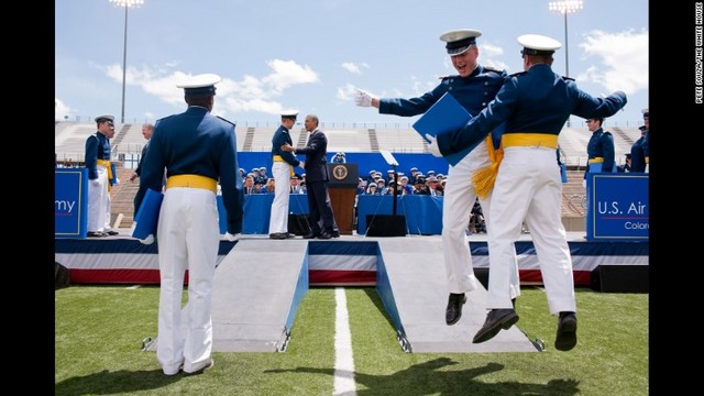 米空軍士官候補生を祝うオバマ氏＝２０１２年５月２３日