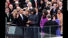 大統領就任式で宣誓を行うオバマ氏＝２０１３年１月２１日