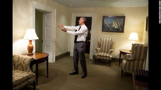 ナンシー・ペロシ下院議長に別れのあいさつをするオバマ大統領＝２０１５年４月２９日