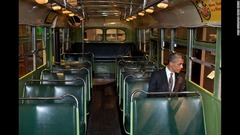 著名活動家ローザ・パークスさんのバスから外を眺めるオバマ大統領＝２０１２年４月１８日