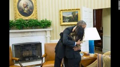 エボラ出血熱の生存者ニナ・ファムさんを抱きしめるオバマ大統領＝２０１４年１０月２４日