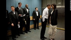 就任式前、貨物用エレベーターの中で。気温が低く、オバマ大統領はミシェル夫人にジャケットをかけたという＝２００９年１月２０日