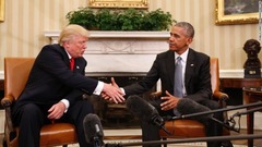 ドナルド・トランプ次期大統領と握手するオバマ氏＝２０１６年１２月１０日、ホワイトハウス