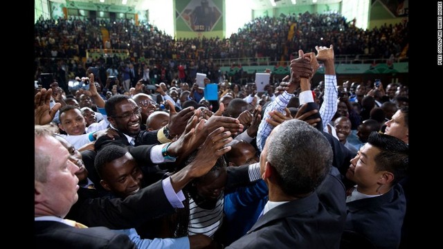 公演後、聴衆に答えるオバマ米大統領＝２０１５年７月２６日、ケニア・ナイロビ