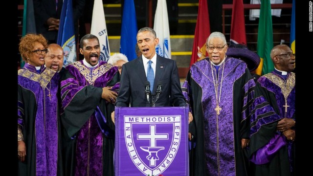 黒人聖職者の告別式で「アメージング・グレース」を歌うオバマ氏＝２０１５年６月２６日