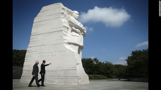 公民権運動の指導者マーチン・ルーサー・キング牧師の記念碑を訪れたオバマ米大統領とモディ印首相＝２０１４年９月３０日