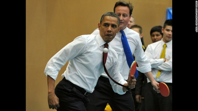 キャメロン英首相と卓球をするオバマ米大統領＝２０１１年５月２４日、ロンドン