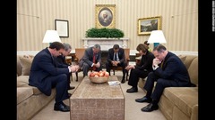 全米朝食祈祷会のメンバーと祈りをささげるオバマ大統領＝２０１１年１月２７日