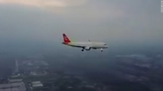 アマチュア航空ファンがドローンを飛ばして着陸前の民間機を撮影