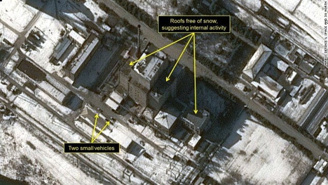 北朝鮮・寧辺の核関連施設をとらえた衛星画像。実験炉を収納する建物屋上には雪がない