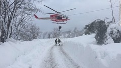天候の影響で被害地に陸路から入れないため、ヘリコプターで降ろされる救助隊員ら