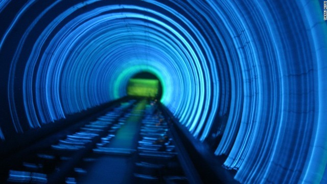 上海の水底を通る外灘観光トンネル