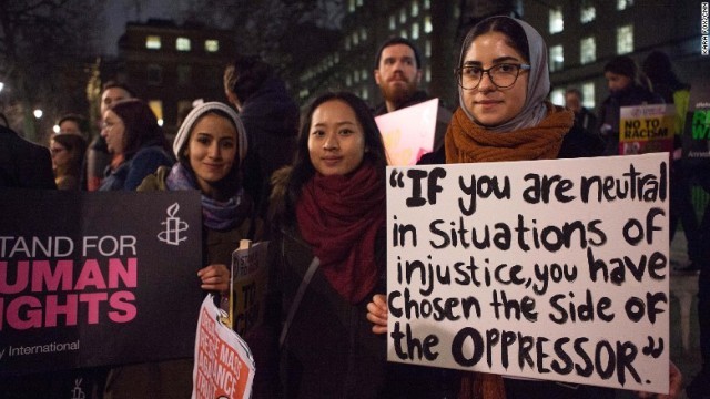 米国の入国禁止令に抗議する人々＝ロンドン