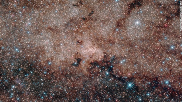 ハッブル宇宙望遠鏡でとらえた銀河系の画像。５０万個以上の星が高密度で集まっている