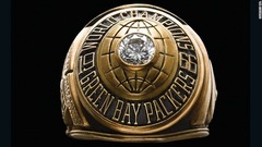 １９６７年に開催された１回目のスーパーボウルで勝利したグリーンベイ・パッカーズのメンバーが手に入れたリング
