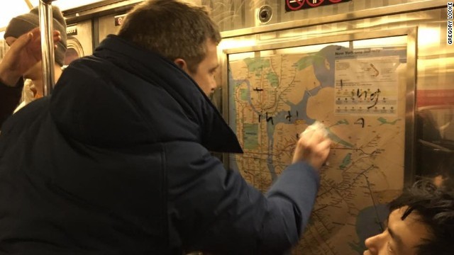 地下鉄内に油性ペンで書かれた憎悪の落書きを消す男性