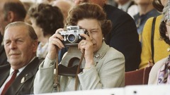 フィリップ殿下の写真を撮る女王＝１９８２年５月１６日、イングランド・ウィンザー