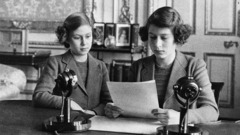 ラジオ放送のためにマイクに向かう１４歳のエリザベス王女（右）＝１９４０年１０月１３日