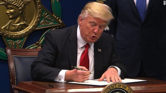 入国禁止の大統領令に署名するトランプ米大統領