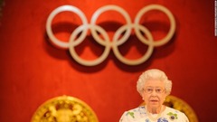 国際オリンピック委員会メンバーのレセプションでスピーチする女王＝２０１２年７月２３日