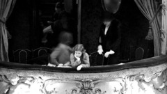 ロンドンのライシアム劇場でパントマイムのパフォーマンスを眺めている様子＝１９３５年２月