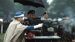 ライフルを撃つ女王＝１９９３年７月