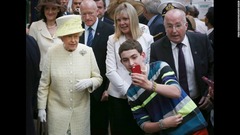 女王と自撮りしようとする少年＝２０１４年６月、北アイルランド