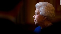 英外務省を視察する女王＝２０１２年１２月