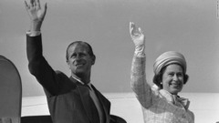 東京を離れる前に手を振るエリザベス女王とフィリップ殿下＝１９７５年５月