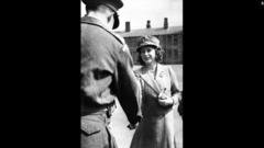 近衛歩兵連隊の将校と握手するエリザベス王女＝１９４２年５月２９日