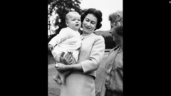 アンドリュー王子を抱く女王＝１９６０年９月