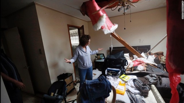 自宅の被害の状況を確認する女性。中に避難していたときに竜巻に襲われたという