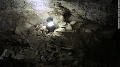 死海文書を入れる瓶の破片を洞窟で発見