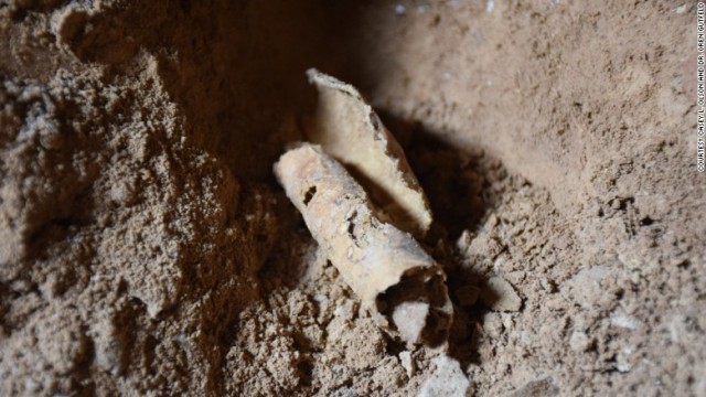 新しく発見された洞窟で巻物の一部が見つかった