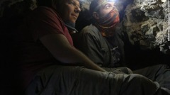 洞窟を調査するオレン・ガトフェルド氏とアヒアド・オバディア氏