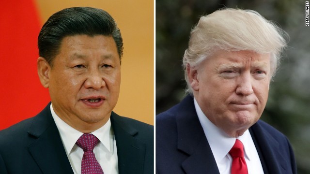 トランプ米大統領（右）が習近平国家主席に「１つの中国」政策の尊重を約束