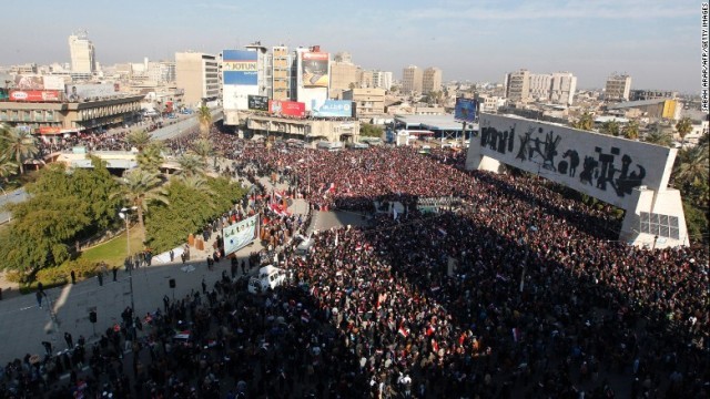 イラク首都バグダッド中心部に集まったサドル師を支持するデモ隊