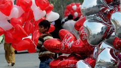 ハート形の風船を売る少年＝パキスタン・ラホール