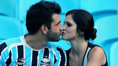 試合前にキスをするカップル＝ブラジル・ポルトアレグレ