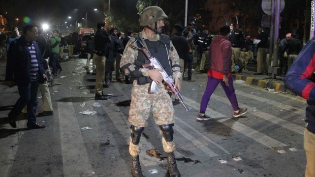 パキスタン第２の都市でデモ隊を標的にしたとみられる自爆テロが発生