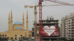 建設中の建物に掲げられたバレンタインデーのポスター＝レバノン・ベイルート