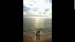 浜辺に立つカップル＝スリランカ・コロンボ