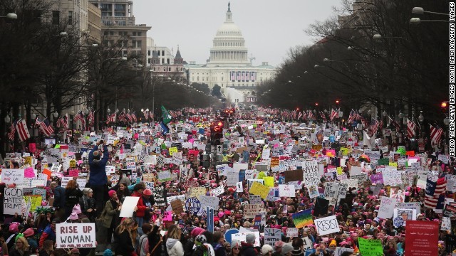 トランプ大統領就任翌日のワシントン女性行進には、全米各地で１００万人以上が参加