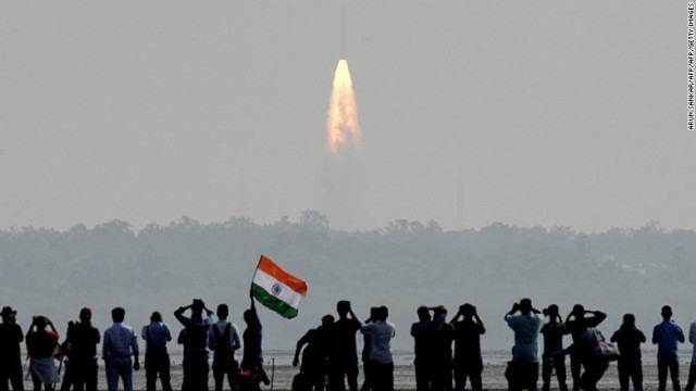 インドが衛星１０４基の打ち上げに成功
